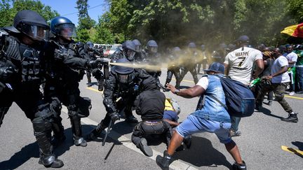 Le 29 juin 2019, la police est intervenue pour disperser les manifestants devant l'hôtel où séjourne le président camerounais Paul Biya, à Genève, en Suisse. (FABRICE COFFRINI / AFP)