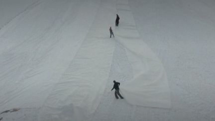 Italie : une bâche géante installée pour protéger un glacier