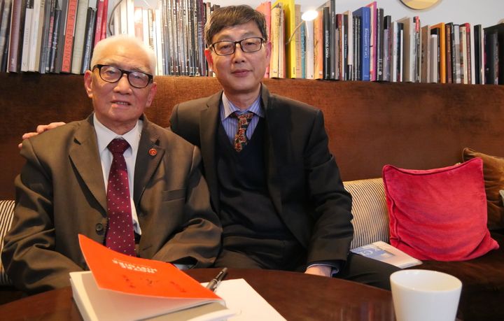 Rao Pingru et son fils aîné Xizeng
 (Laurence Houot / Culturebox)