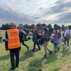 Les honorary stewards, ou les bénévoles du tournoi, guident les spectateurs en quête de billet, dans la célèbre "Queue". (APOLLINE MERLE / FRANCEINFO SPORT)