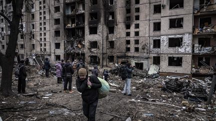 In the residential district of Solomyanka, Kiev, a nine-story building was hit by a strike on Tuesday, January 2, 2024. A resident leaves with some belongings.  (NICOLAS CLEUET / LE PICTORIUM / MAXPPP)