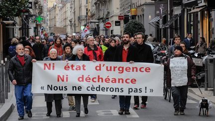 Les opposants à l'état d'urgence manifestent à travers la France