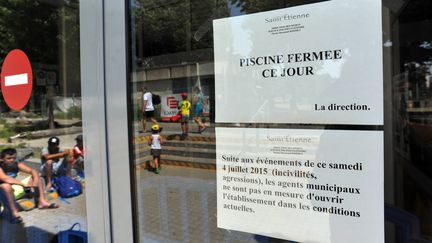 Un &eacute;criteau indique la fermeture de la piscine Raymond-Sommet de Saint-Etienne (Loire), le 5 juillet 2015. (  MAXPPP)