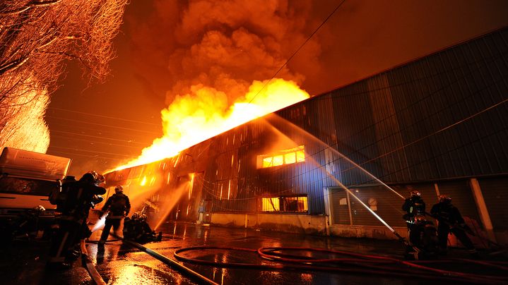 Quelque 200 pompiers et 45 engins ont &eacute;t&eacute; mobilis&eacute;s dans la nuit de samedi 10 &agrave; dimanche 11 mars 2012 &agrave; Gagny (Seine-Saint-Denis). (JULIEN PICHOT / SAPEURS POMPIERS DE PARIS / PREFECTURE DE POLICE / AFP)