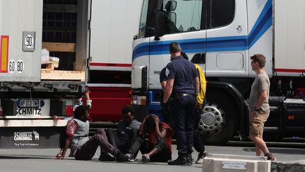 La police interpelle des migrants dans un camion sur le parking d'une station service, à Calais (Pas-de-Calais). (OLIVIER ARANDEL / MAXPPP)