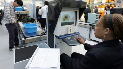 Contrôle à Roissy : les bagages à main ne peuvent pas contenir plus de 100ml de liquides en petits contenants (AFP/Pierre VERDY)