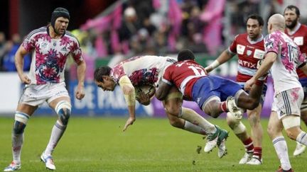 Le derby de Paris entre le Stade Français et le Racing Métro a tourné à l'avantage des partenaires de Sergio Parisse, ici plaqué par Ben Arous