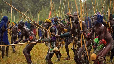 l’émergence d’un tourisme ethnique. Avides de sensations fortes, les étrangers transforment peu à peu ces combats rituels en un folklore de pacotille. (Carl de Souza / AFP)