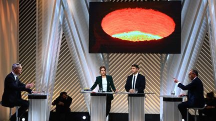 Le ministre de l'Economie, Bruno Le Maire, face à Eric Zemmour, dans "Elysée 2020", le 9 décembre 2021. (CHRISTOPHE ARCHAMBAULT / AFP)