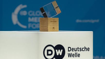 Le&nbsp;trophée&nbsp;de la liberté d'expression, remis chaque année par la chaîne publique internationale allemande Deutsche Welle, lors du Global Media Forum à Bonn (Allemagne), le 27 mai 2019. (MALTE OSSOWSKI / SVEN SIMON / AFP)