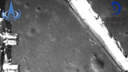  La sonde lunaire chinoise Chang'e-4 lors de son alunissage, le 3 janvier 2019 à 03h26 heure française.  (CHINA NATIONAL SPACE ADMINISTRATION (CNSA)  / HANDOUT / MAXPPP)