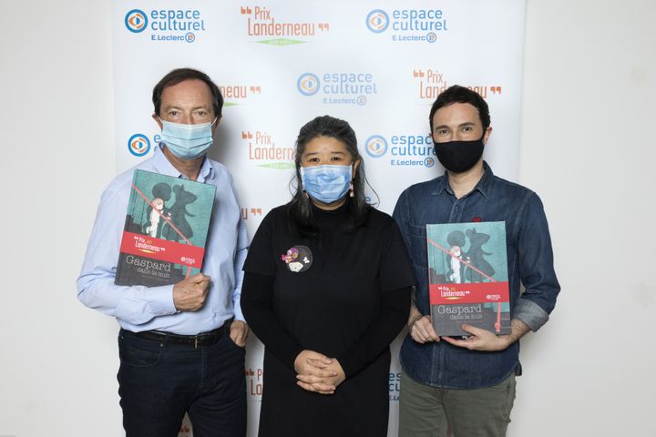 Seng Soun Ratanavanh, lauréate du prix Landerneau de l'album jeunesse aux côtés de Michel-Edouard Leclerc et Antoine Dole. (PHILIPPE MATSAS)