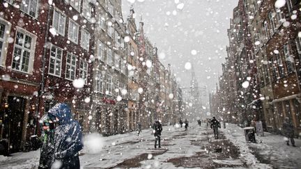 La temp&ecirc;te a aussi entra&icirc;n&eacute; d'importantes chutes de neige en Pologne, comme &agrave; Gdansk, dans le nord du pays, le 6 d&eacute;cembre 2013. (AGENCJA GAZETA / REUTERS)