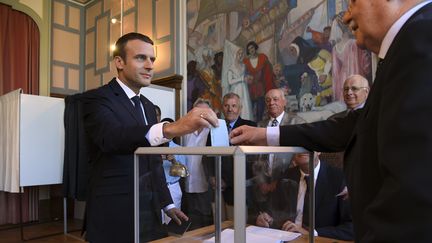 Le président de la République, Emmanuel Macron,vote au Touquet (Pas-de-Calais), pour le second tour des élections législatives. (CHRISTOPHE ARCHAMBAULT / AFP)