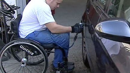 En 2010, les pénalités des entreprises de plus de 20 salariés n'employant pas 6% de handicapés seront alourdies. (FRANCE 2)