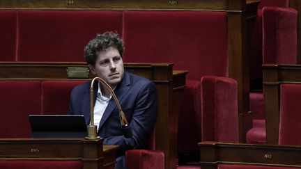 Le député Julien Bayou lors d'une session de questions au gouvernement à l'Assemblée nationale, le 21 mai 2024. (STEPHANE DE SAKUTIN / AFP)