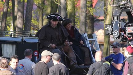 Jean Reno, Christian Clavier et l'équipe de tournage des "Visiteurs 3", au château de Pernstejn, en République tchèque, le 21 avril 2015
 (Ronin / Profimedia / Sipa)