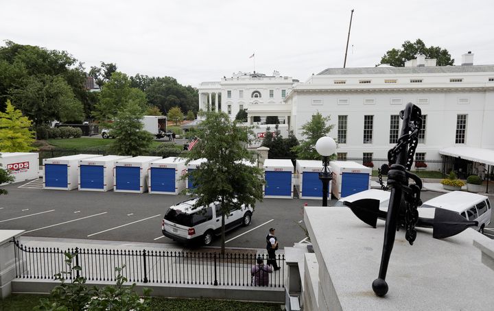 Du matériel entreposé devant la West Wing de la Maison Blanche, vendredi 11 août 2017. (JIM BOURG / X90054)