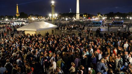 Des opposants au mariage pour tous, qui se surnomment "les veilleurs", place de la Concorde &agrave; Paris le 31 ao&ucirc;t 2013. (PIERRE ANDRIEU / AFP)