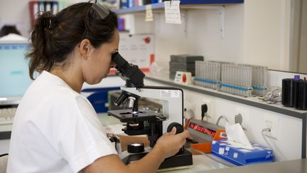 Une technicienne de laboratoire analyse du sang à l'hôpital de la Croix Saint-Simon, à Paris. (BSIP / UNIVERSAL IMAGES GROUP EDITORIAL / GETTY IMAGES)