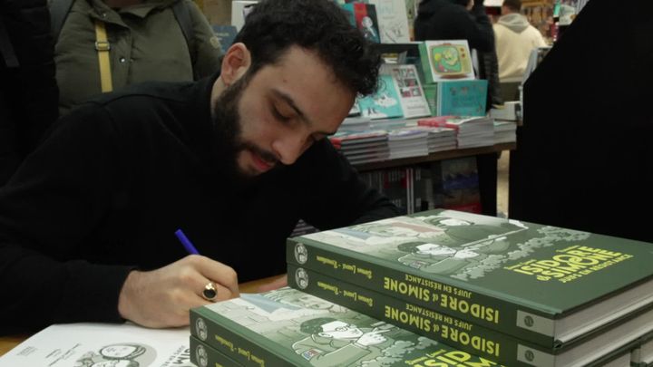 Simon Louvet dans une librairie à Rouen. (FRANCE 3 NORMANDIE)