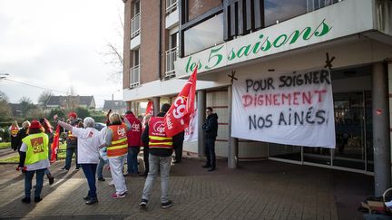 Le personnel de l'Ehpad "Les 5 saisons" manifeste pour protester contre le manque de moyens,&nbsp;vendredi 26 janvier 2018 à Hénin-Beaumont (Pas-de-Calais) (MAXPPP)