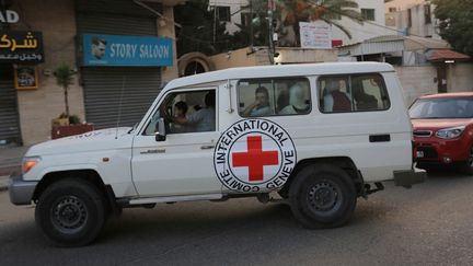 Une voiture de la Croix-Rouge internationale, à Gaza, le 13 octobre 2023. (ASHRAF AMRA / AFP)