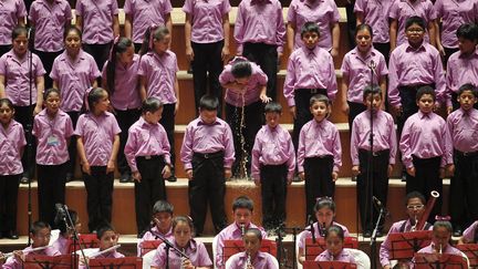 Une jeune chanteuse du choeur&nbsp;"Sinfonia por el Peru" vomit avant le d&eacute;but d'un concert au th&eacute;&acirc;tre national de Lima (P&eacute;rou), le 13 mai 2014. (ENRIQUE CASTRO-MENDIVIL / REUTERS)