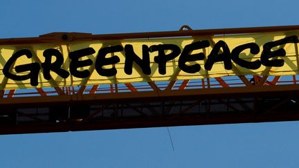 Une banderole géante&nbsp;portant l'inscription "Greenpeace" lors d'une manifestation contre la politique du gouvernement français en matière d'environnement, sur le chantier de la cathédrale Notre-Dame, à Paris, le 9 juillet 2020. (GEOFFROY VAN DER HASSELT / AFP)