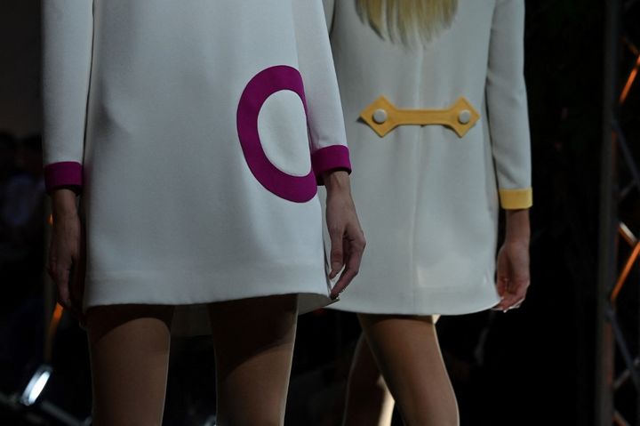 Détail d'une création Pierre Cardin lors du défilé célébant le&nbsp;centenaire du créateur Pierre Cardin, à Venise, le 2 juillet 2022.&nbsp; (ANDREA PATTARO / AFP)