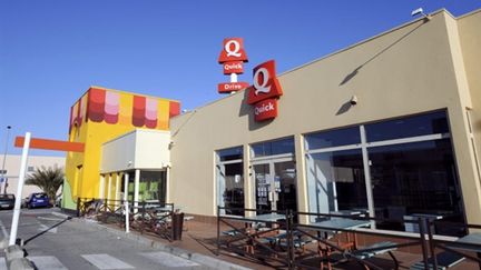 Le 24 janvier 2011 à Avignon, le fast-food fermé par précaution après le décès suspect, le 22 janvier, d'un adolescent. (AFP/ANNE-CHRISTINE POUJOULAT)