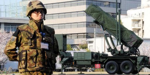 Militaire japonais en faction devant le ministère de la Défense à Tokyo (9-4-2013) (AFP - Yoshikazu TSUNO)