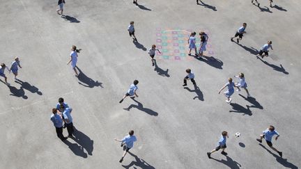 Dans les cours d'école, les jeux dangereux inquiètent les parents et proviseurs. (DAN KENYON / STONE RF)