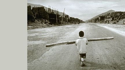 Un enfant transporte du bois sur l’avenue Judde, à Kaboul, en décembre 1994.
 
Ce cliché a été réalisé par Laurent Van der Stockt, lauréat 1995 du Prix Bayeux-Calvados.
 
Il sera présenté lors de l’exposition rétrospective Retour sur 20 ans de reportages de guerre, à l'occasion de l’édition 2013. 
 
Le photographe a couvert le conflit en Syrie pour Le Monde pendant deux mois. Il a remporté le prix du Visa d'or «news» au festival du photojournalisme Visa pour l'image à Perpignan, en septembre 2013. (© Laurent Van der Stockt)