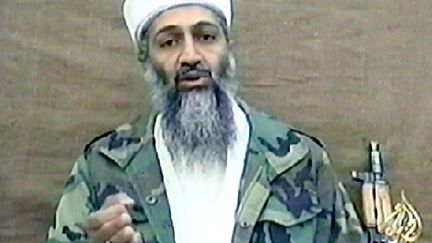 Capture d'écran d'une vidéo diffusée, le 3 novembre 2001, par Al-Jazeera, dans laquelle Oussama Ben Laden s'en prend à l'ONU. (AL-JAZEERA / AFP)