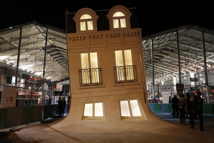 La "Maison Fond" de Leandro Erlich
 (Thomas Samson/AFP)