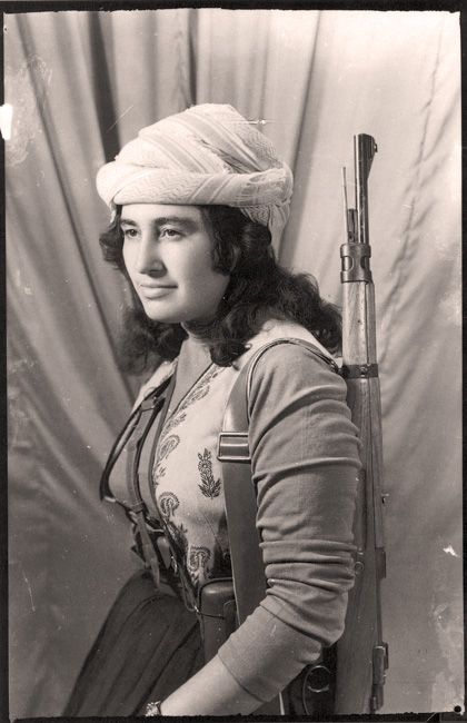 Margaret George Shello, consid&eacute;r&eacute;e comme la premi&egrave;re combattante kurde, photographi&eacute;e dans les ann&eacute;es 1960. (ZAHER RASHID / WIKIMEDIA COMMONS)