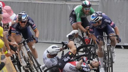 La chute de Peter Sagan et Caleb Ewan lors de la 3e étape du Tour de France 2021 à Pontivy. (CHRISTOPHE ENA / POOL / AFP)