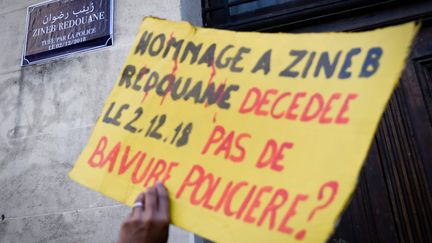 Un manifestant brandit une pancarte en hommage à&nbsp;Zineb Redouane, le 27 avril 2019 à Marseille. (GERARD JULIEN / AFP)