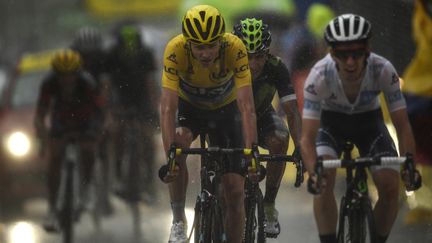 Nairo Quintana, comme à son habitude, dans l'ombre de Chris Froome (LIONEL BONAVENTURE / AFP)