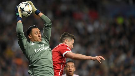 Keylor Navas (Real) prend le meilleur sur Lewandowski (Bayern) (GABRIEL BOUYS / AFP)