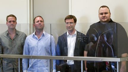 Quatre responsables du site Megaupload,&nbsp;Bram van der Kolk, Finn Batato, Mathias Ortmann et Kim Dotcom (de g. &agrave; dr.), lors de leur pr&eacute;sentation devant un tribunal &agrave; Auckland (Nouvelle-Z&eacute;lande) le 20 janvier 2012. (DAVID ROWLAND / EPA / MAXPPP)