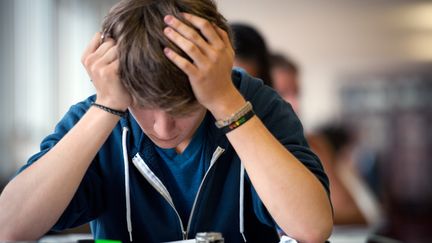 Un &eacute;l&egrave;ve d&eacute;couvre les sujets de l'&eacute;preuve de philosophie du baccalaur&eacute;at 2011, le 16 juin 2011 &agrave; Paris. (MARTIN BUREAU / AFP)