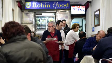 A Madrid, les clients du midi de ce restaurant, financent des dîners offerts aux plus démunis (GERARD JULIEN / AFP)