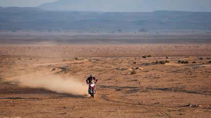 Dakar 2025 : Ricky Brabec s'impose en moto, le Français Guerlain Chicherit abandonne