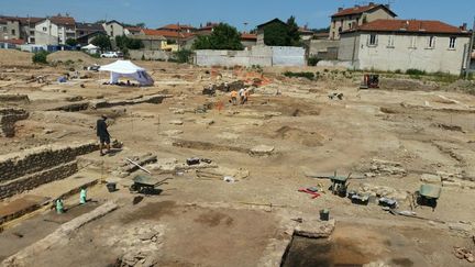 Vue générale des fouilles à Sainte-Colombe, dans le Rhône, où une "mini Pompéi" a été découverte (Céline Loizeau / RADIOFRANCE)