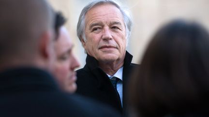 Le pr&eacute;sident du groupe socialiste au S&eacute;nat, Fran&ccedil;ois Rebsamen, s'adresse &agrave; la presse apr&egrave;s avoir rencontr&eacute; Fran&ccedil;ois Hollande &agrave; l'Elys&eacute;e, le 26 ao&ucirc;t 2012, &agrave; Paris.&nbsp; (BERTRAND LANGLOIS / AFP)