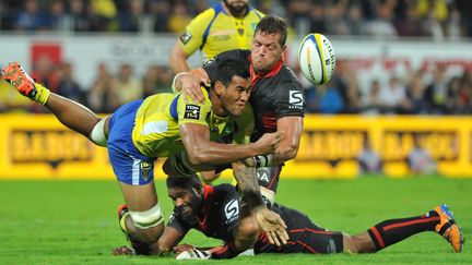 Duel entre le Clermontois Sébastien Vahaamaina et le !sud-Africain de Lyon Coenrad Basson