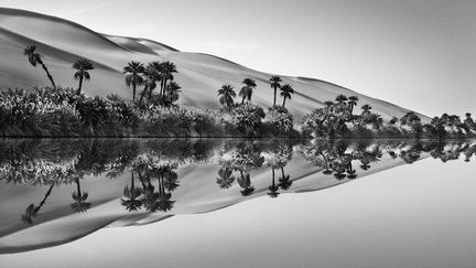 Libye, 2009.&nbsp;L’erg Ubari est une immensité de dunes de sable de 80 000 kilomètres carrés environ, où se trouvent des lacs salés dans une zone appelée en arabe Ramla d’El Daouda, signifiant la "dune des mangeurs de vers".  (© SEBASTIÃO SALGADO)