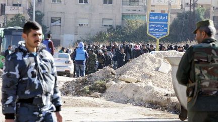 Soldats syriens surveillant les forces d'opposition quittant Homs le 9 décembre 2015). (LOUAI BESHARA / AFP)